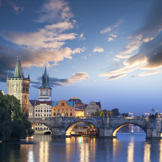 Die Karlsbrücke in Prag bei Dämmerung.