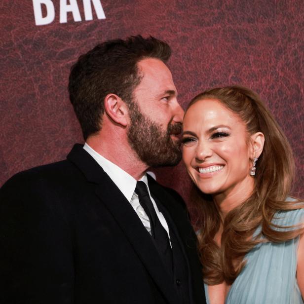 Ben Affleck flüstert Jennifer Lopez auf einem Event ins Ohr.