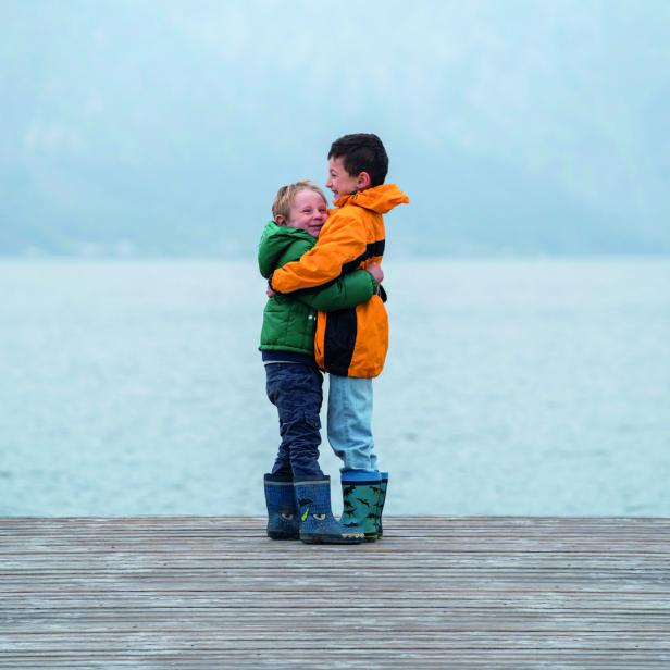 2 Kinder umarmen sich