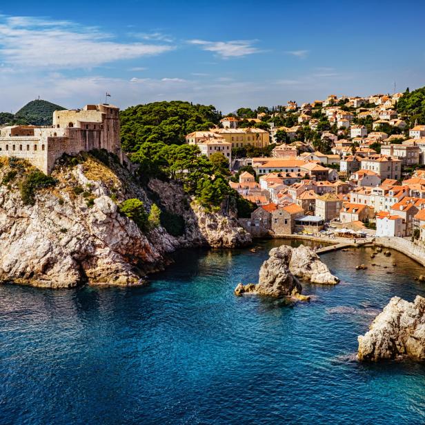 Die Altstadt von Dubrovnik liegt auf einer felsigen Halbinsel am azurblauen Meer.