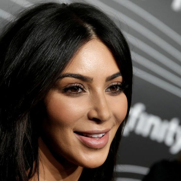 Nahaufnahme von Kim Kardashian mit dunklen Haaren und dezentem Make-up.