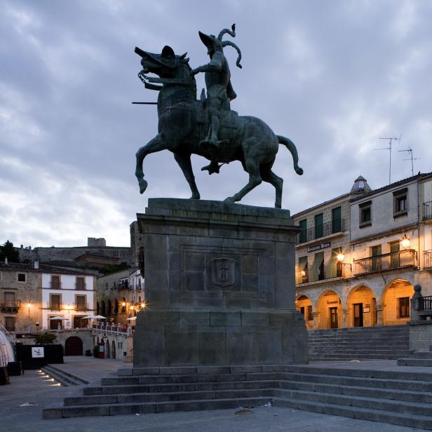 Ein Reiterstandbild auf einem Platz in einer spanischen Stadt.