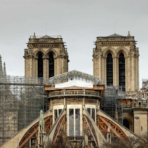 Die Notre-Dame de Paris während der Restaurierungsarbeiten nach dem Brand.