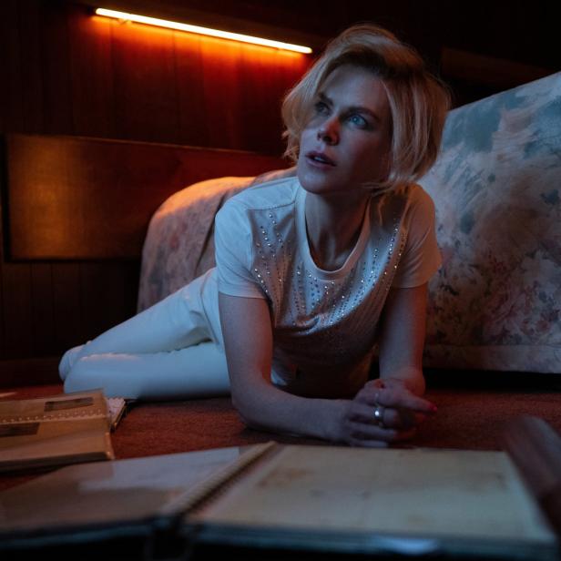 Nicole Kidman liegt auf dem Boden und schaut nachdenklich nach oben.