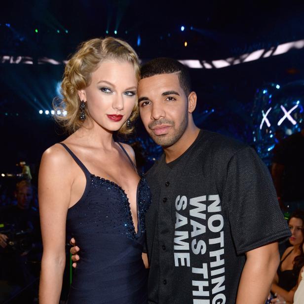 Taylor Swift und Drake posieren zusammen auf einer Veranstaltung.