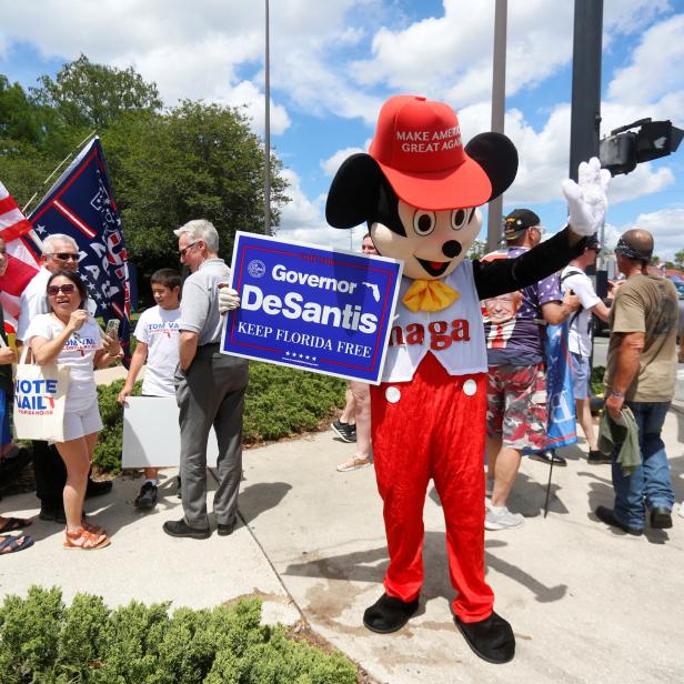 Unterstützer des von den Republikanern in Florida unterstützten Gesetzes „Don't Say Gay“ versammeln sich vor Walt Disney World.