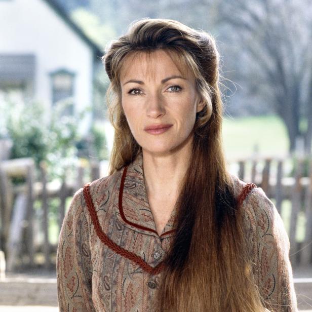 Jane Seymour vor einem ländlichen Hintergrund.