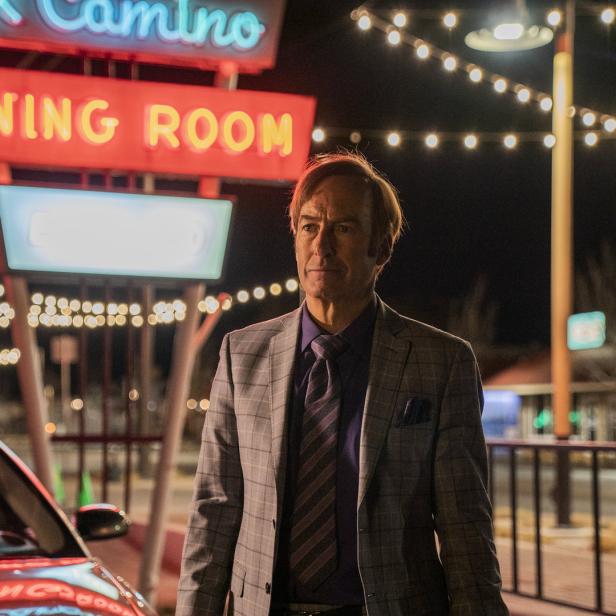 Bob Odenkirk als Saul Goodman vor einem „Dining Room“-Schild bei Nacht.
