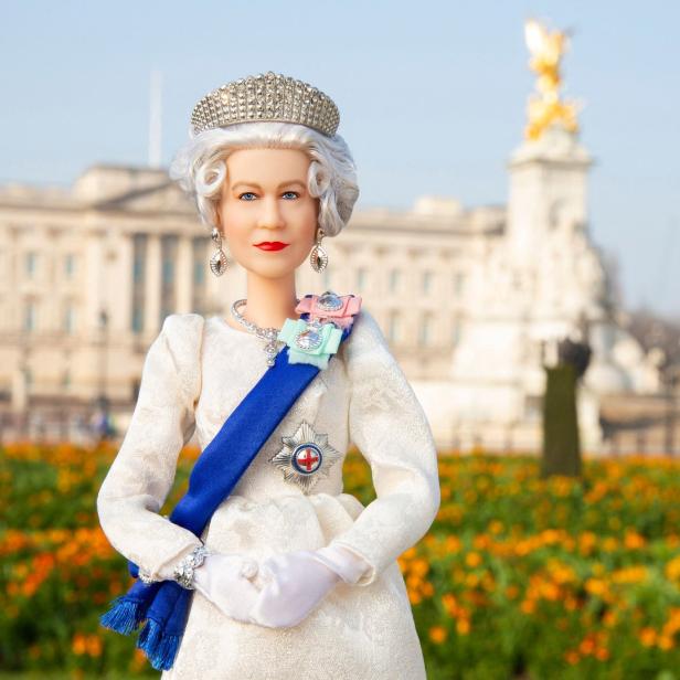 Eine Queen Elizabeth II. Puppe vor dem Buckingham Palace.