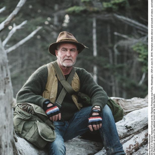 Gordon Hempton posiert für ein Porträt am Rialto Beach im Olympic National Forest.