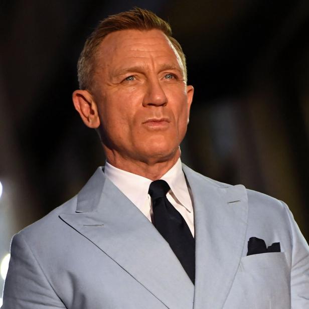 Daniel Craig in einem hellblauen Anzug mit dunkler Krawatte.