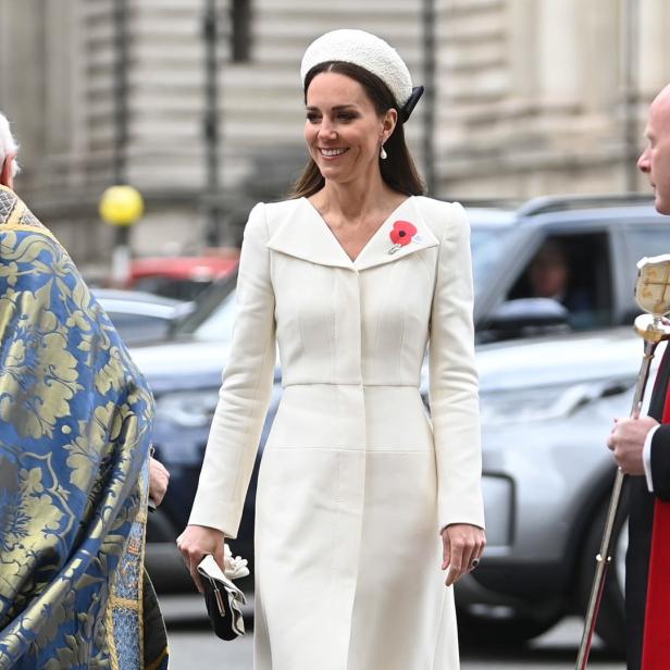 Catherine, Princess of Wales, trägt einen cremefarbenen Mantel und einen passenden Hut.