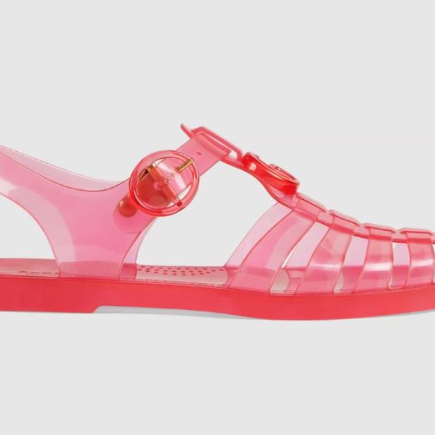 Eine rosafarbene Gucci-Sandale aus Kunststoff mit Riemen und Schnalle.