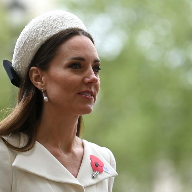 Catherine, Prinzessin von Wales, mit Hut und Mohnblume am Revers.