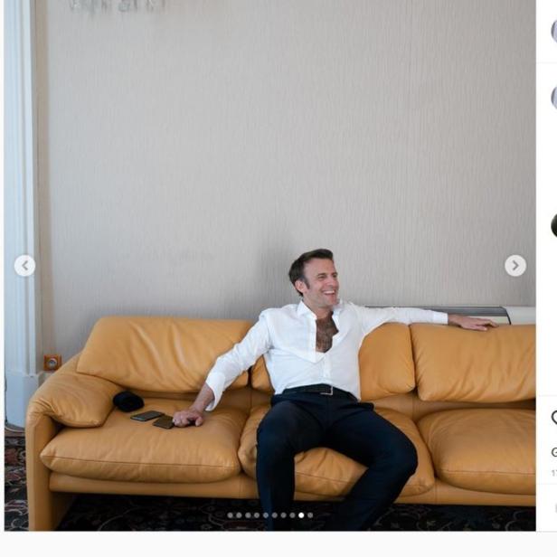 Emmanuel Macron entspannt auf einem gelben Ledersofa.