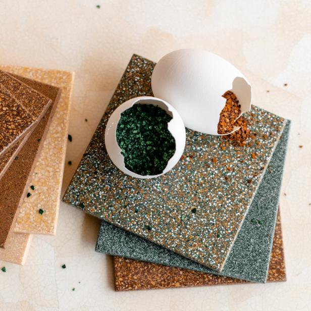 Verschiedene Terrazzo-Muster und zerbrochene Eierschalen mit farbigen Füllungen.