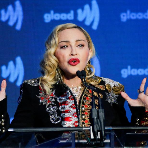 Madonna spricht bei einer GLAAD-Preisverleihung.