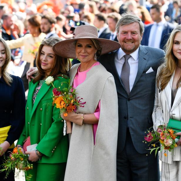 König Willem-Alexander, Königin Máxima und ihre Töchter posieren für ein Foto.