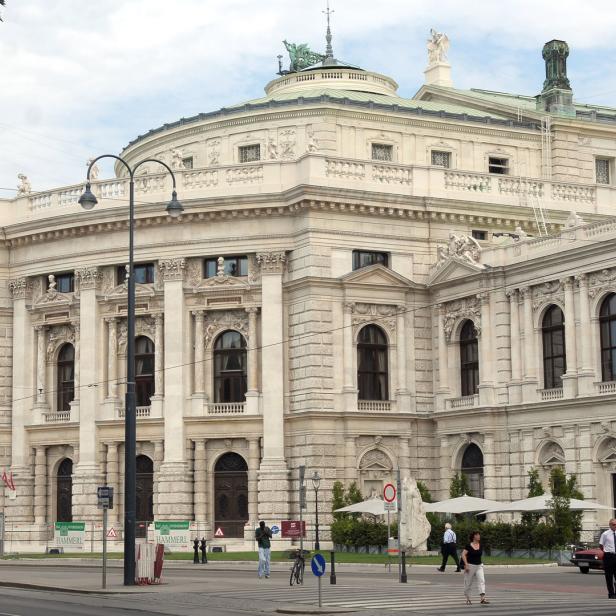 Die Wiener Staatsoper, ein prachtvolles Gebäude mit Statuen und architektonischen Details, an einem belebten Platz.