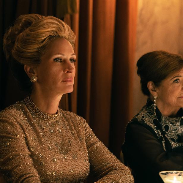 Julia Roberts und eine weitere Frau sitzen an einem Tisch.