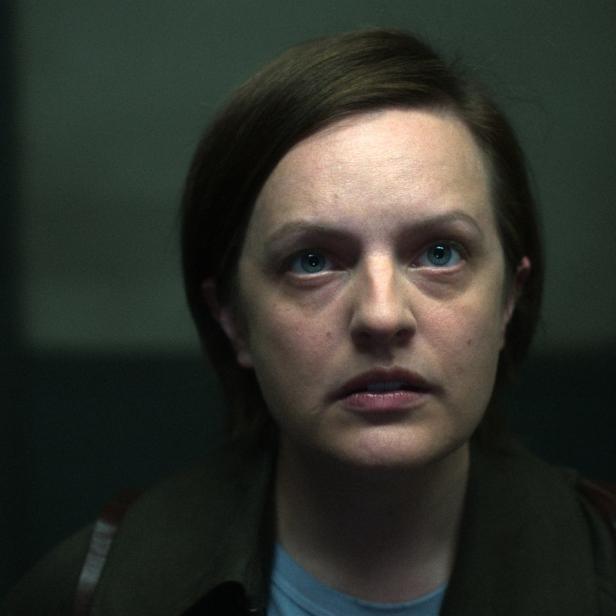 Nahaufnahme von Elisabeth Moss mit besorgtem Gesichtsausdruck.