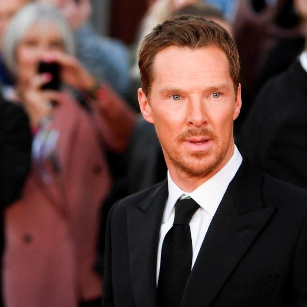 Benedict Cumberbatch in einem schwarzen Anzug auf einem roten Teppich.