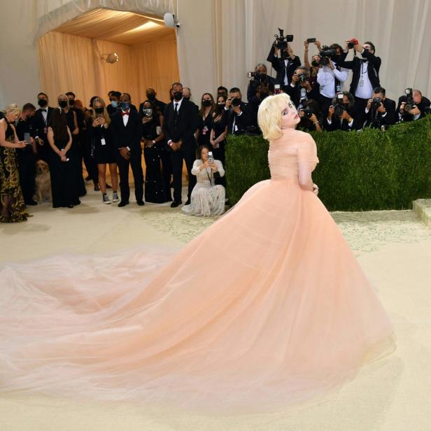 Billie Eilish in einem langen, pfirsichfarbenen Kleid auf dem roten Teppich der Met Gala.