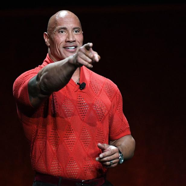 Dwayne „The Rock“ Johnson zeigt mit dem Finger auf etwas.