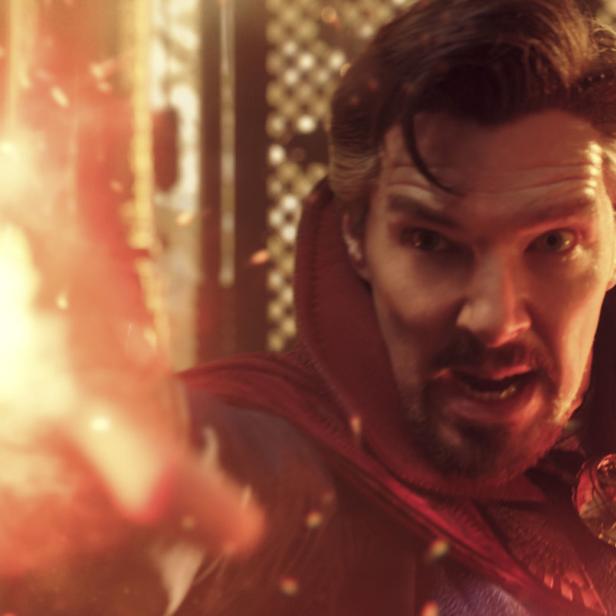 Doctor Strange wirkt einen Zauber mit roten Funken.