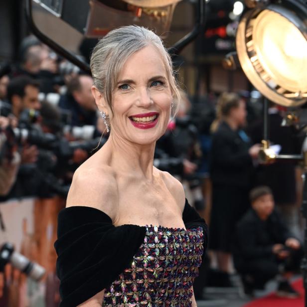 Eine Frau im Abendkleid auf dem roten Teppich, möglicherweise bei einer Filmpremiere von „Downton Abbey“.