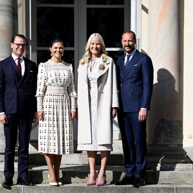 Kronprinz Haakon, Prinz Daniel, Kronprinzessin Victoria und Prinzessin Mette-Marit posieren für ein Foto.