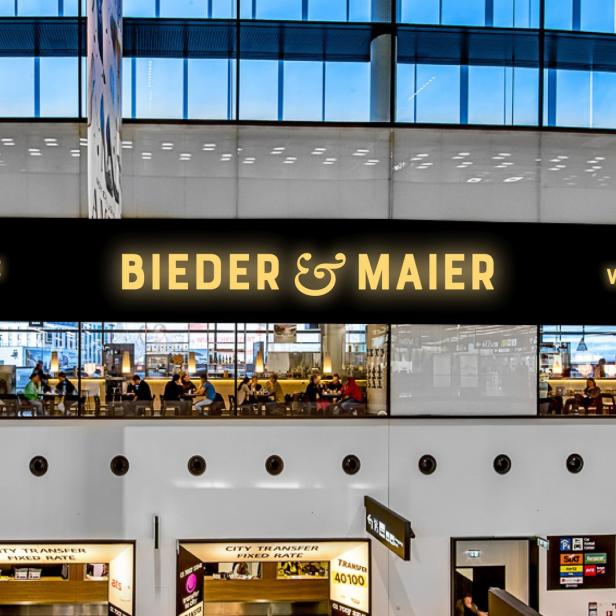 Blick auf das Café Bieder & Maier in einem Flughafen.