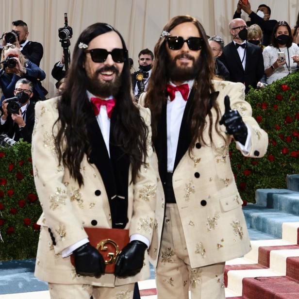 Jared Leto und ein Doppelgänger in passenden Gucci-Anzügen auf dem roten Teppich.