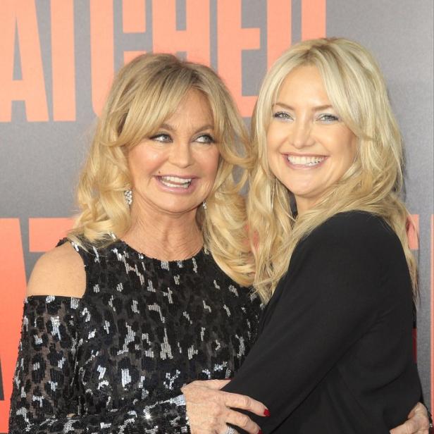 Goldie Hawn und Kate Hudson umarmen sich auf dem roten Teppich.