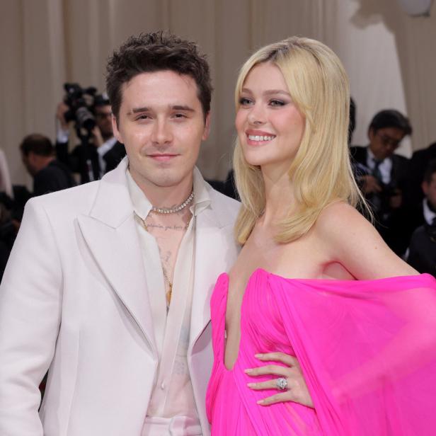 Brooklyn Peltz Beckham und Nicola Peltz Beckham posieren zusammen auf dem roten Teppich.