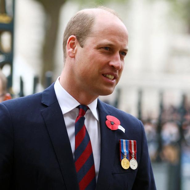 Prinz William trägt einen Anzug mit Mohnblume und Orden.