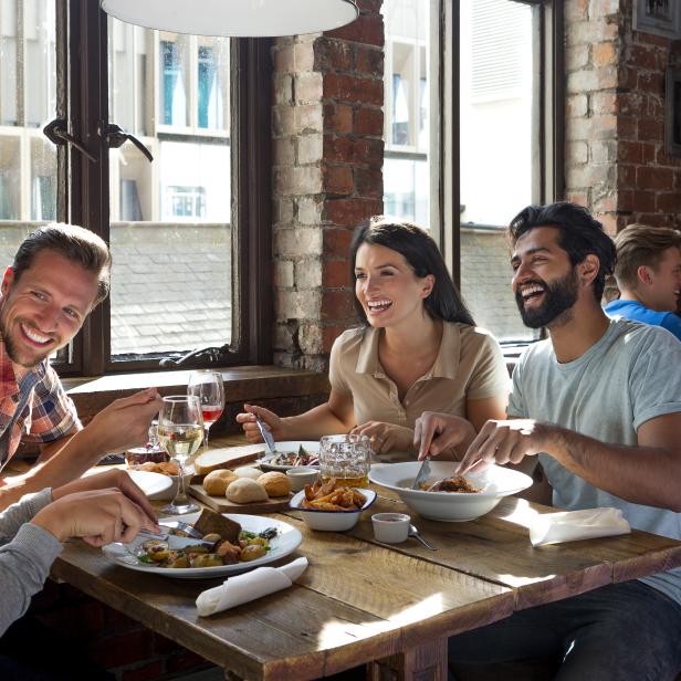Eine Gruppe von Freunden genießt gemeinsam eine Mahlzeit in einem Restaurant.