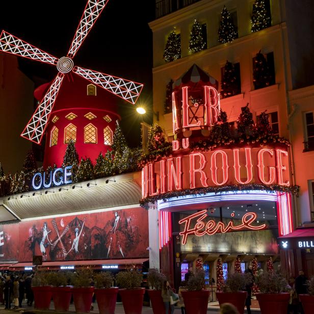 Das Moulin Rouge in Paris ist weihnachtlich geschmückt und beleuchtet.