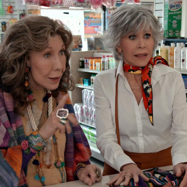 Grace und Frankie stehen in einem Laden und diskutieren.