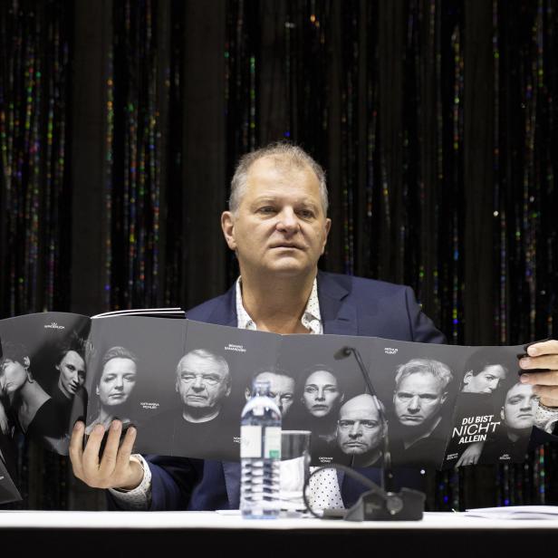 Ein Mann präsentiert den Spielplan 2022/2023 des Burgtheaters unter der Leitung von Kusej.