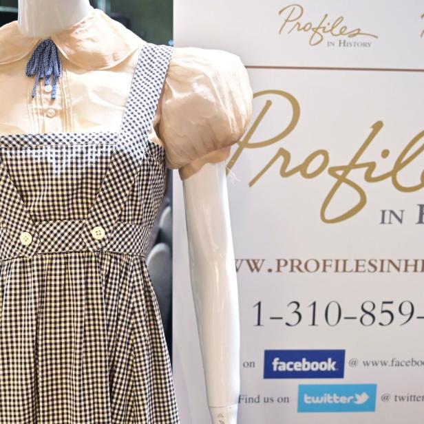 Das berühmte blau-weiß karierte Kleid von Dorothy aus „Der Zauberer von Oz“.