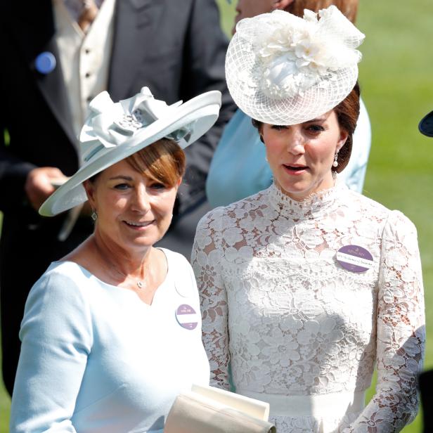 Kate Middleton und ihre Mutter Carole Middleton bei einer Veranstaltung.