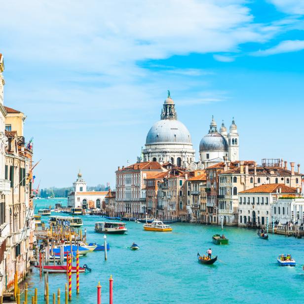 Blick auf den Canal Grande in Venedig mit der Kirche Santa Maria della Salute im Hintergrund.
