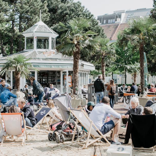 Viele Menschen entspannen sich an einem sonnigen Tag im „Sommer-Camp“.