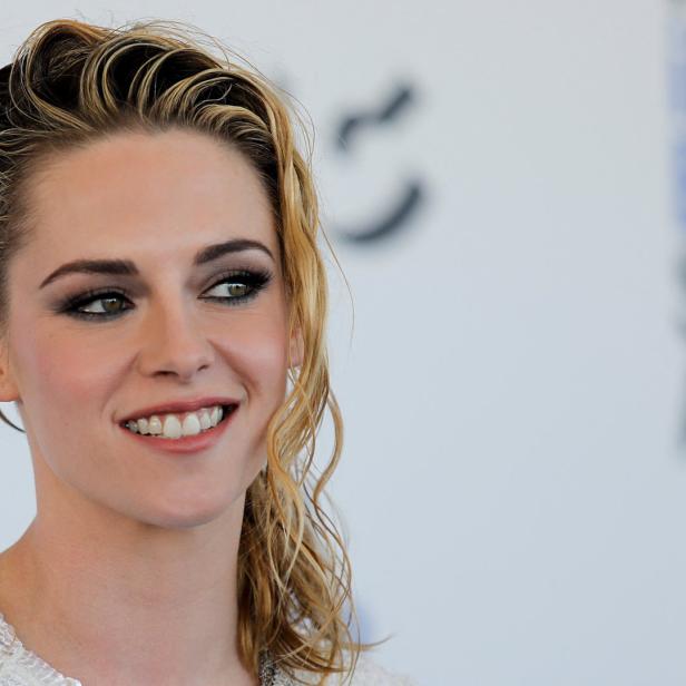 Kristen Stewart lächelt bei den Film Independent Spirit Awards.