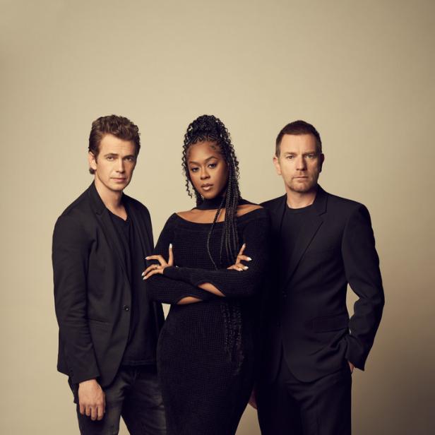 Hayden Christensen, Moses Ingram und Ewan McGregor posieren für ein Gruppenfoto.
