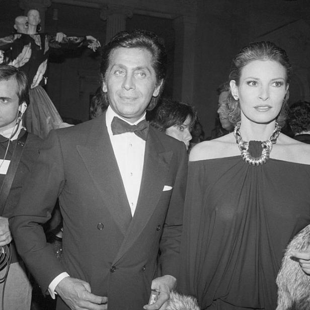 Valentino Garavani und Raquel Welch posieren bei einer Veranstaltung.