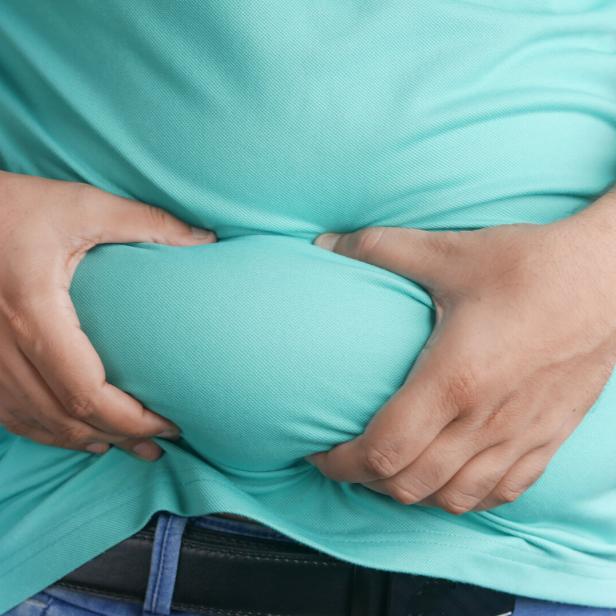 Man mit dickem Bauch.