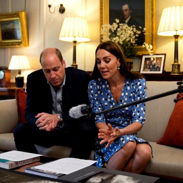 Prinz William und Prinzessin Kate sitzen auf einem Sofa vor einem Mikrofon.