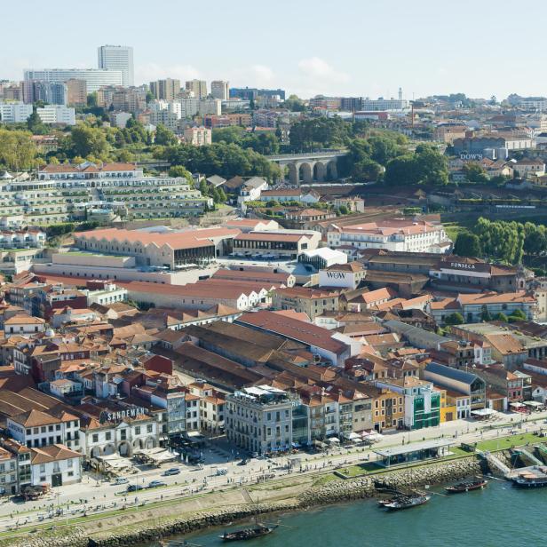 Luftaufnahme von Porto, Portugal, mit Blick auf die roten Dächer und den Douro-Fluss.